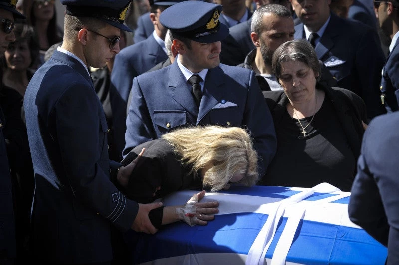 Η έκκληση της χήρας του Σμηναγού Γ. Μπαλταδώρου στον Π. Κάμμενο πάνω από το φέρετρο – «Να μην χαθεί άλλο παιδί»